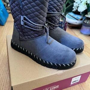 NEW In Box Ladies Muk Luks Size 7 Dark Grey Quilt Look Real Suede Water Mem Foam